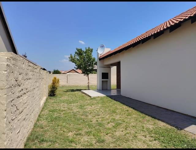 3 BEDROOM TOWNHOUSE FOR SALE IN WATERKLOOF AH